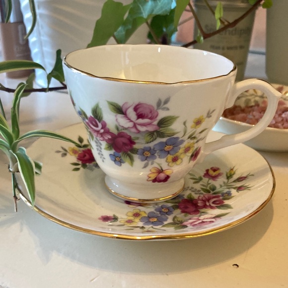 Gorgeous Old Fashioned Flowered Tea Cup & Saucer - Picture 1 of 3